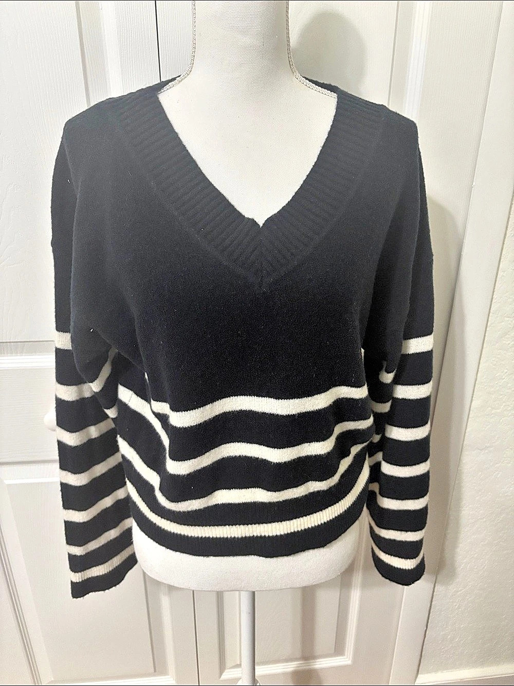 Abercrombie & Fitch Merino Wool-Blend V-Neck Sweater Black & White Small